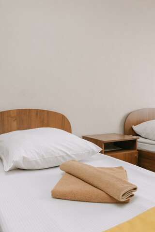 Гостиница Дружба Абакан 2-комнатный номер стандарт с 4 односпальными кроватями-3