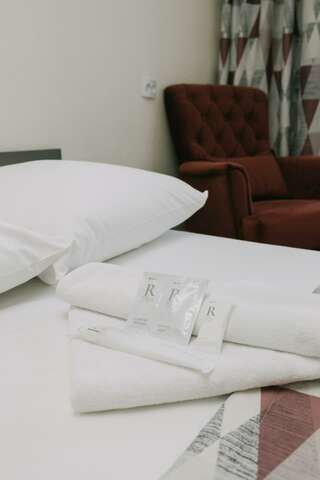 Гостиница Дружба Абакан 2-местный 2-комнатный номер улучшенный стандарт с 2 односпальными кроватями-3