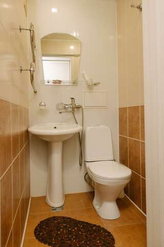 Гостиница Дружба Абакан 1-комнатный номер стандарт с 1 двуспальной кроватью-4