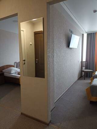 Гостиница Дружба Абакан 2-комнатный номер стандарт с 4 односпальными кроватями-5