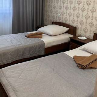 Гостиница Дружба Абакан Трехместный стандарт (2 комнаты, 3 кровати)-1