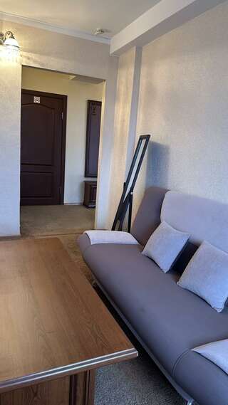 Гостиница Дружба Абакан 2-комнатный номер полулюкс с 1 двуспальной кроватью-6