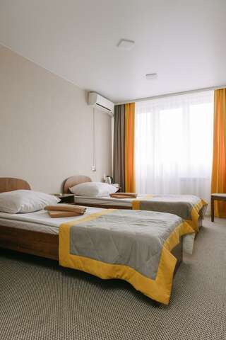 Гостиница Дружба Абакан 2-комнатный номер стандарт с 4 односпальными кроватями-1