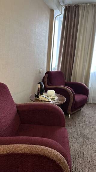 Гостиница Дружба Абакан 3-местный 2-комнатный номер улучшенный семейный с 1 односпальной и 1 двуспальной кроватью-4