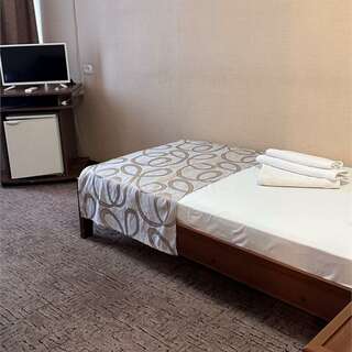 Гостиница Дружба Абакан Семейный (2 комнаты, 1 двуспальная кровать + 1 односпальная кровать)-9