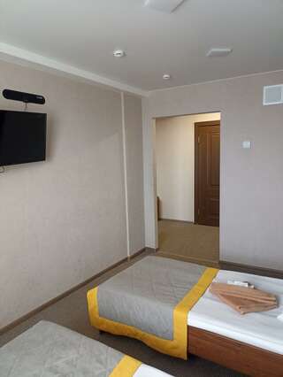 Гостиница Дружба Абакан 2-комнатный номер стандарт с 4 односпальными кроватями-2