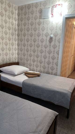 Гостиница Дружба Абакан 3-местный 2-комнатный номер стандарт с 3 односпальными кроватями-10