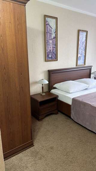 Гостиница Дружба Абакан 2-комнатный номер полулюкс с 1 двуспальной кроватью-9