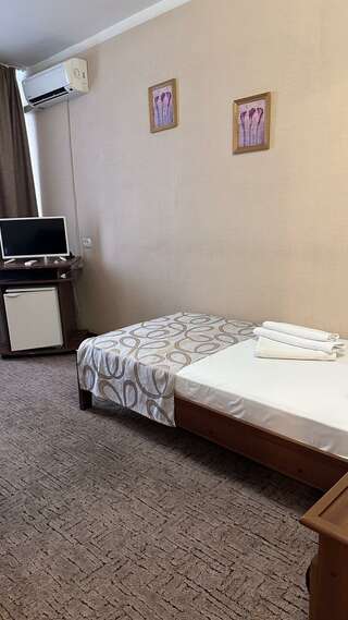 Гостиница Дружба Абакан 3-местный 2-комнатный номер улучшенный семейный с 1 односпальной и 1 двуспальной кроватью-7