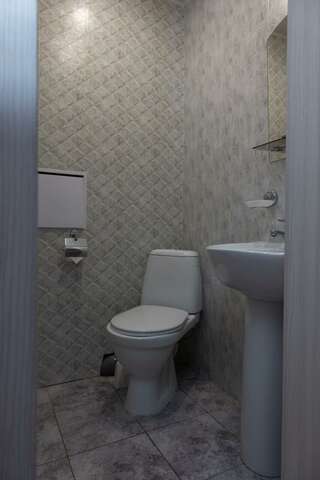 Гостиница Дружба Абакан 2-комнатный номер стандарт с 4 односпальными кроватями-8