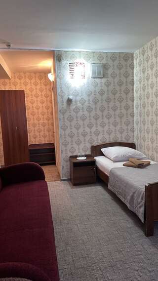 Гостиница Дружба Абакан 3-местный 2-комнатный номер стандарт с 3 односпальными кроватями-7