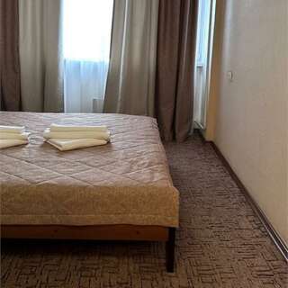 Гостиница Дружба Абакан Семейный (2 комнаты, 1 двуспальная кровать + 1 односпальная кровать)-8