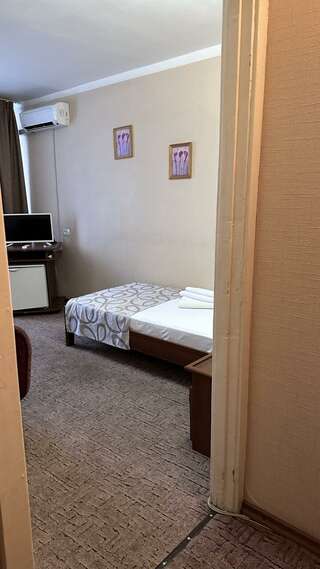 Гостиница Дружба Абакан 3-местный 2-комнатный номер улучшенный семейный с 1 односпальной и 1 двуспальной кроватью-9