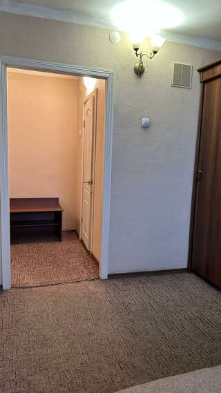 Гостиница Дружба Абакан 3-местный 2-комнатный номер улучшенный семейный с 1 односпальной и 1 двуспальной кроватью-8