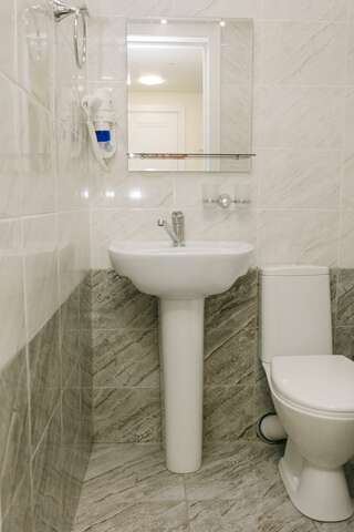 Гостиница Дружба Абакан 2-местный 2-комнатный номер улучшенный стандарт с 2 односпальными кроватями-8