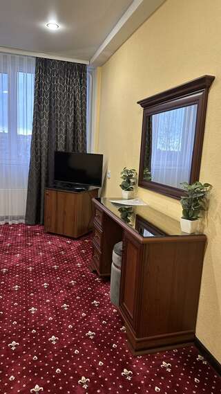 Гостиница Дружба Абакан 2-комнатный номер люкс с 1 двуспальной кроватью-5