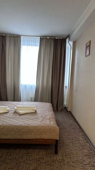 Гостиница Дружба Абакан 3-местный 2-комнатный номер улучшенный семейный с 1 односпальной и 1 двуспальной кроватью-10