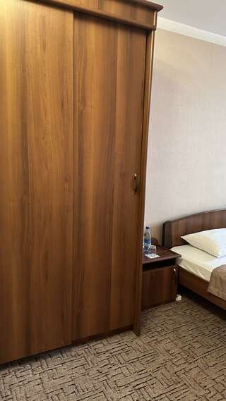 Гостиница Дружба Абакан 3-местный 2-комнатный номер улучшенный семейный с 1 односпальной и 1 двуспальной кроватью-11