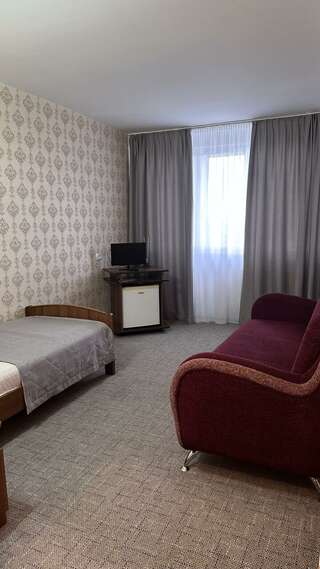 Гостиница Дружба Абакан 3-местный 2-комнатный номер стандарт с 3 односпальными кроватями-9