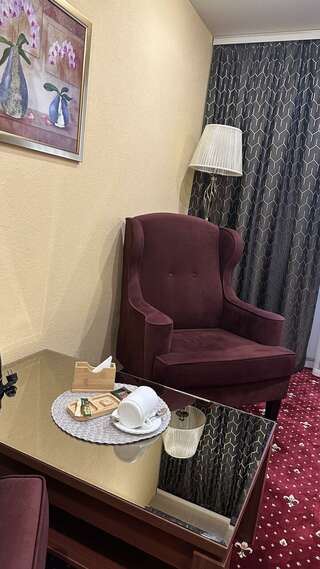 Гостиница Дружба Абакан 2-комнатный номер люкс с 1 двуспальной кроватью-2