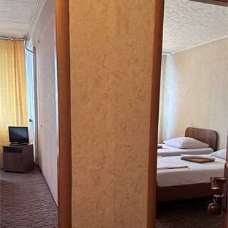 Гостиница Дружба Абакан Четырехместный стандарт (2 комнаты, 4 кровати)-4
