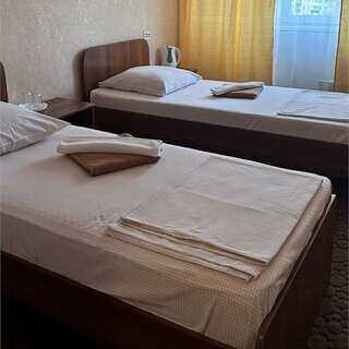 Гостиница Дружба Абакан Четырехместный стандарт (2 комнаты, 4 кровати)-3