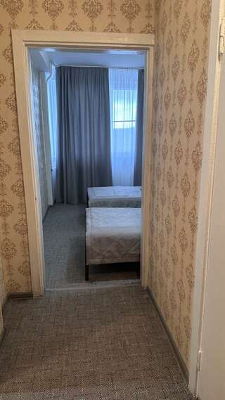 Гостиница Дружба Абакан 3-местный 2-комнатный номер стандарт с 3 односпальными кроватями-5