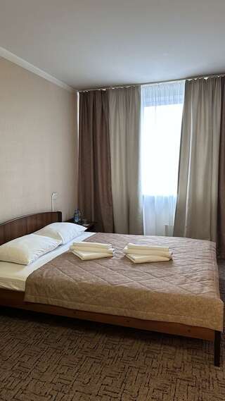 Гостиница Дружба Абакан 3-местный 2-комнатный номер улучшенный семейный с 1 односпальной и 1 двуспальной кроватью-1